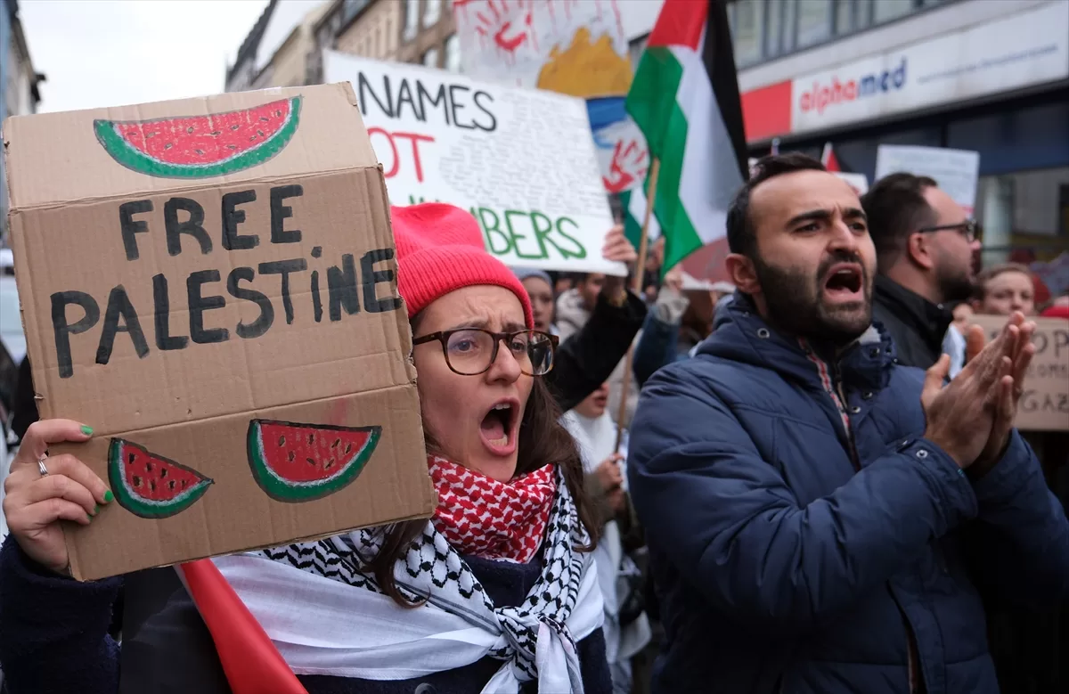 Berlin`de, İsrail'in Gazze'ye saldırıları protesto edildi