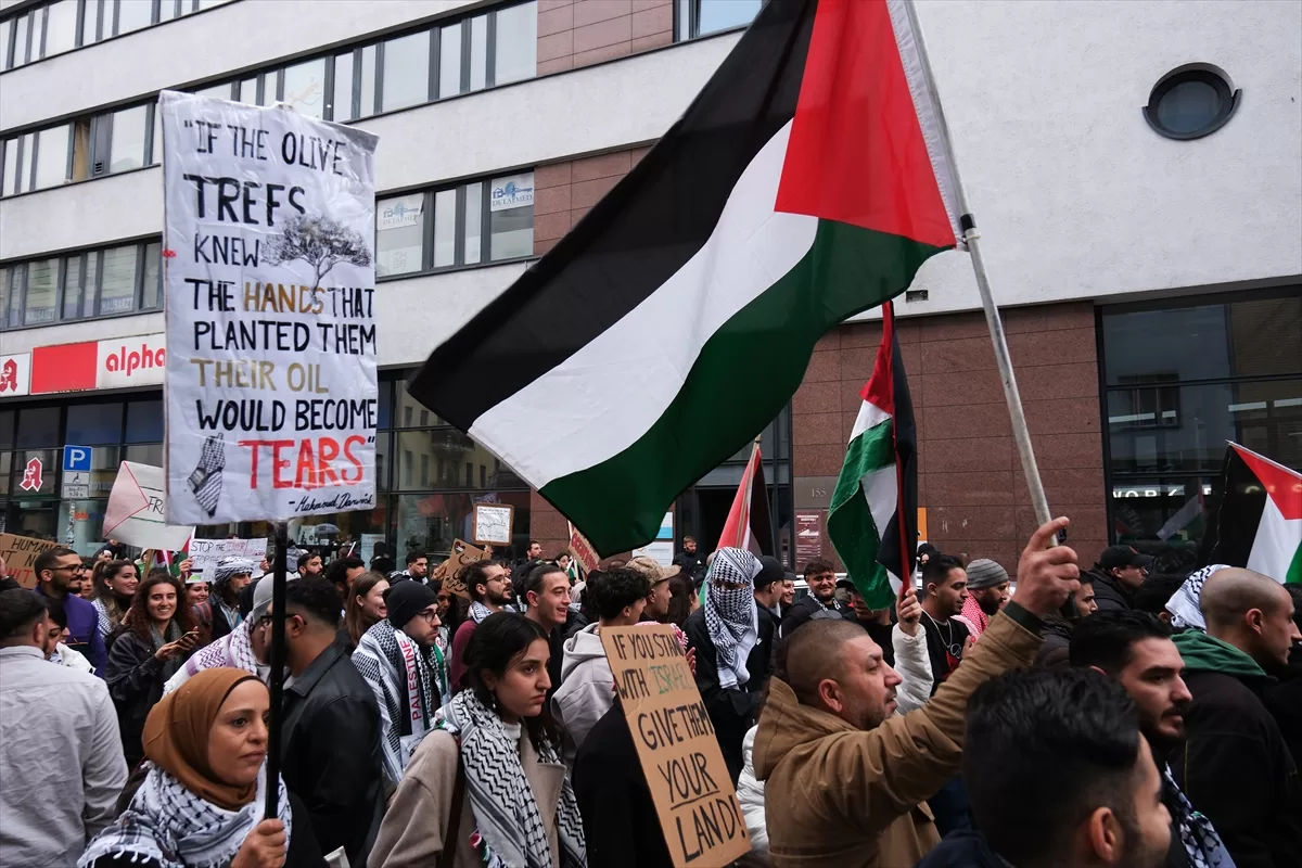 Berlin`de, İsrail'in Gazze'ye saldırıları protesto edildi