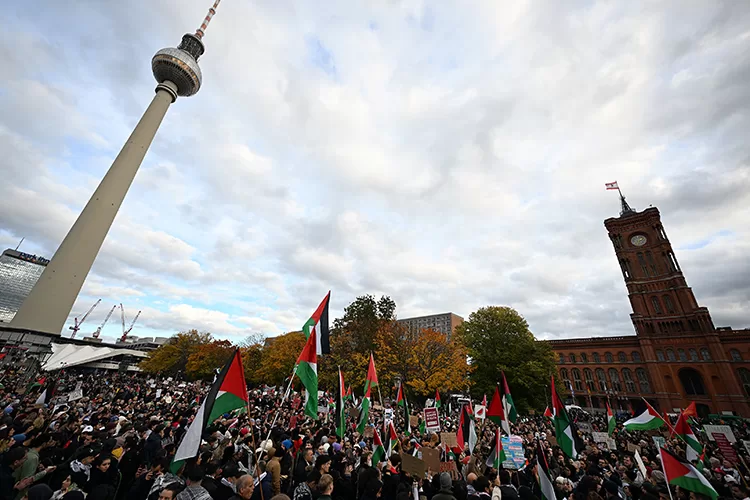 Berlin`de Filistin ile dayanışma gösterisi düzenlendi