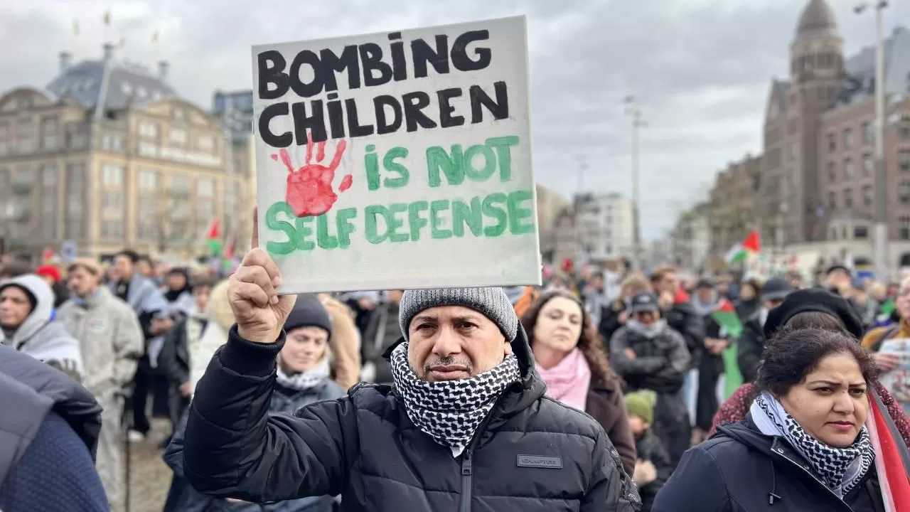 Hollanda'da yüzlerce kişi Gazze'de kalıcı ateşkes için yürüdü