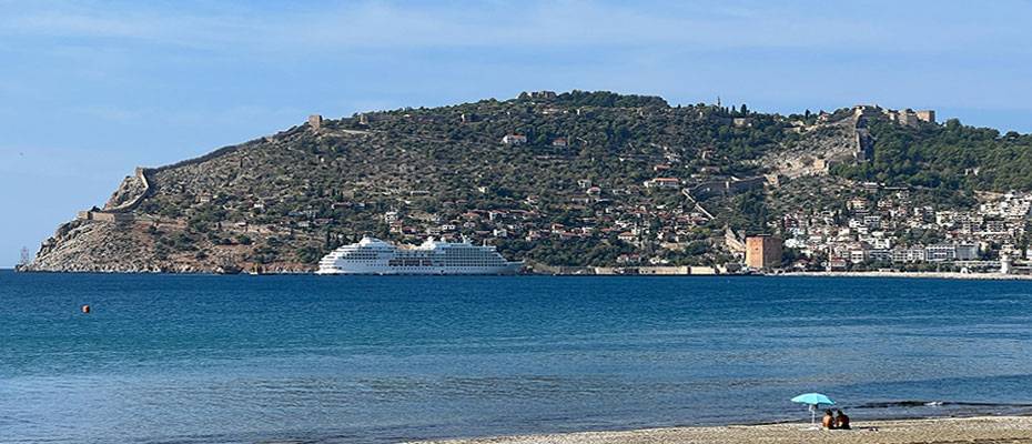 Kruvaziyer Seven Seas Navigator Alanya Limanı'na demirledi
