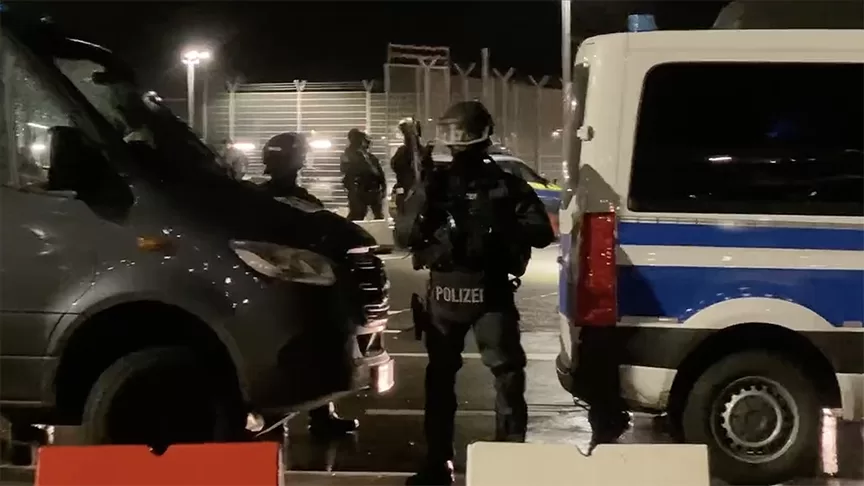 Hamburg Havalimanı'nda aprona giren silahlı kişi gözaltına alındı