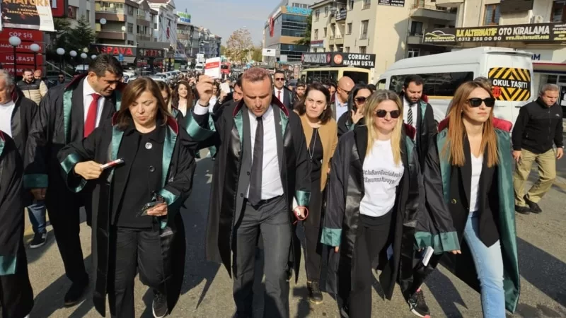 Türkiye'de yargı tartışması büyüyor: Barolar Yargıtay'a yürüyor