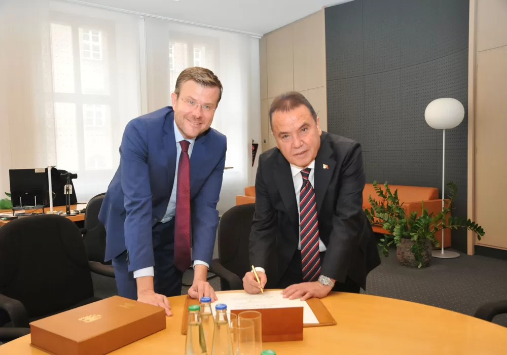 Başkan Böcek, Nürnberg Belediyesinin onur defterini imzaladı