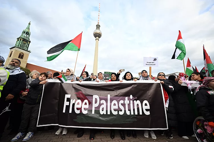 Berlin`de Filistin ile dayanışma gösterisi düzenlendi