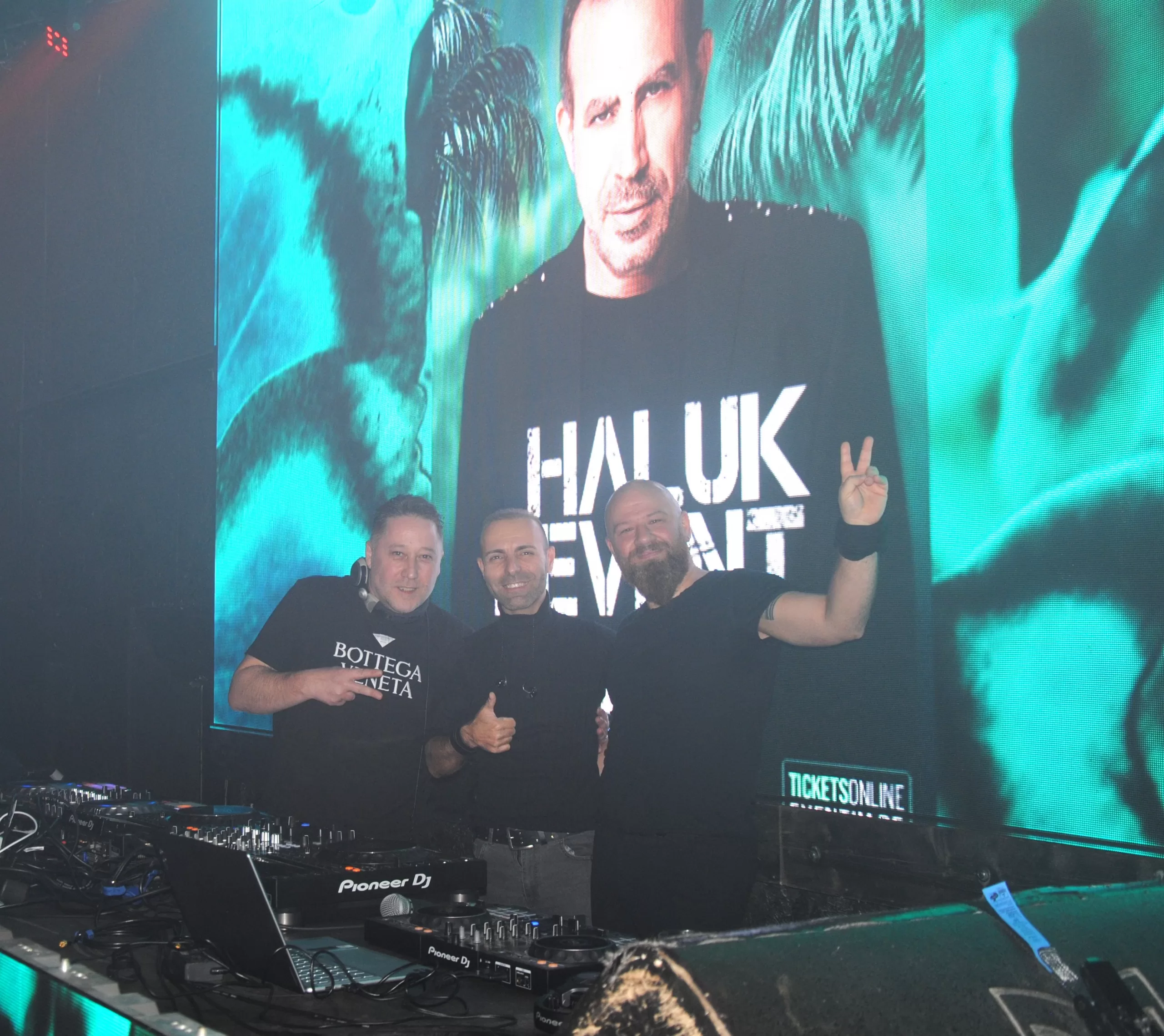 Haluk Levent Hamburg`u salladı