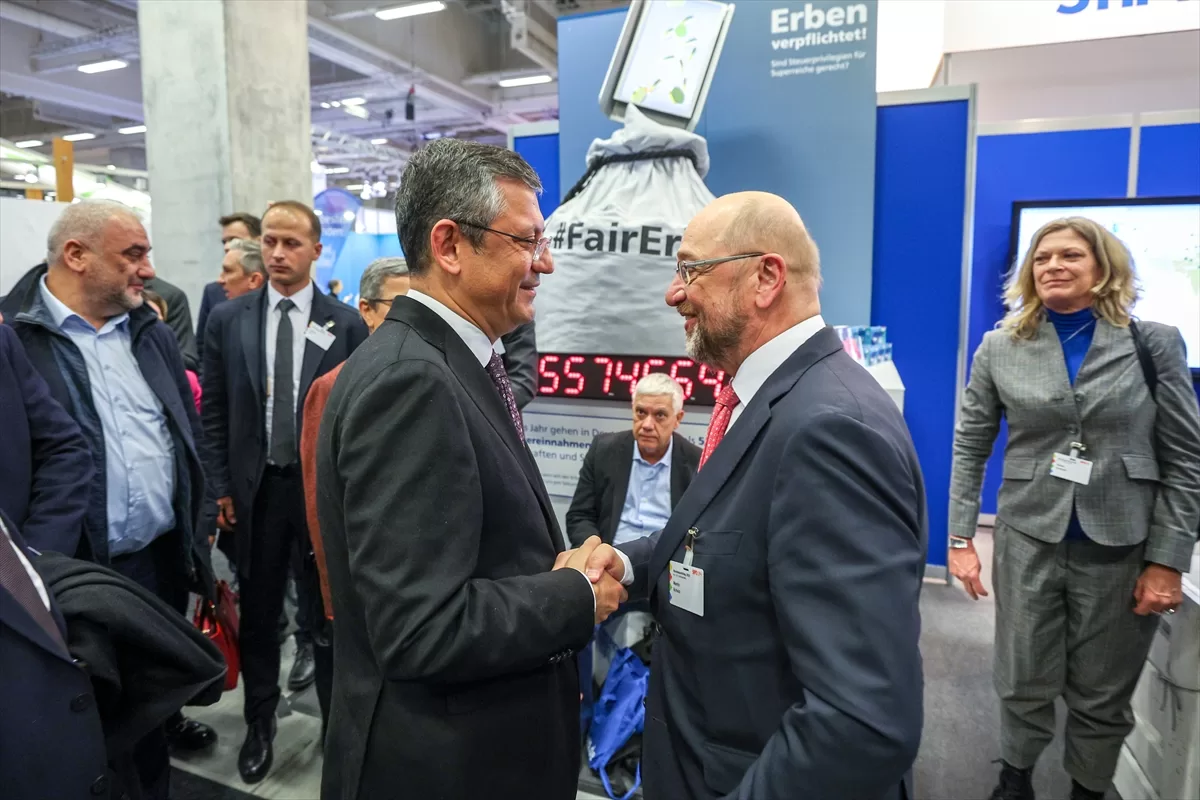 CHP Genel Başkanı Özel, Berlin’de eski Avrupa Parlamentosu Başkanı Schulz ile görüştü