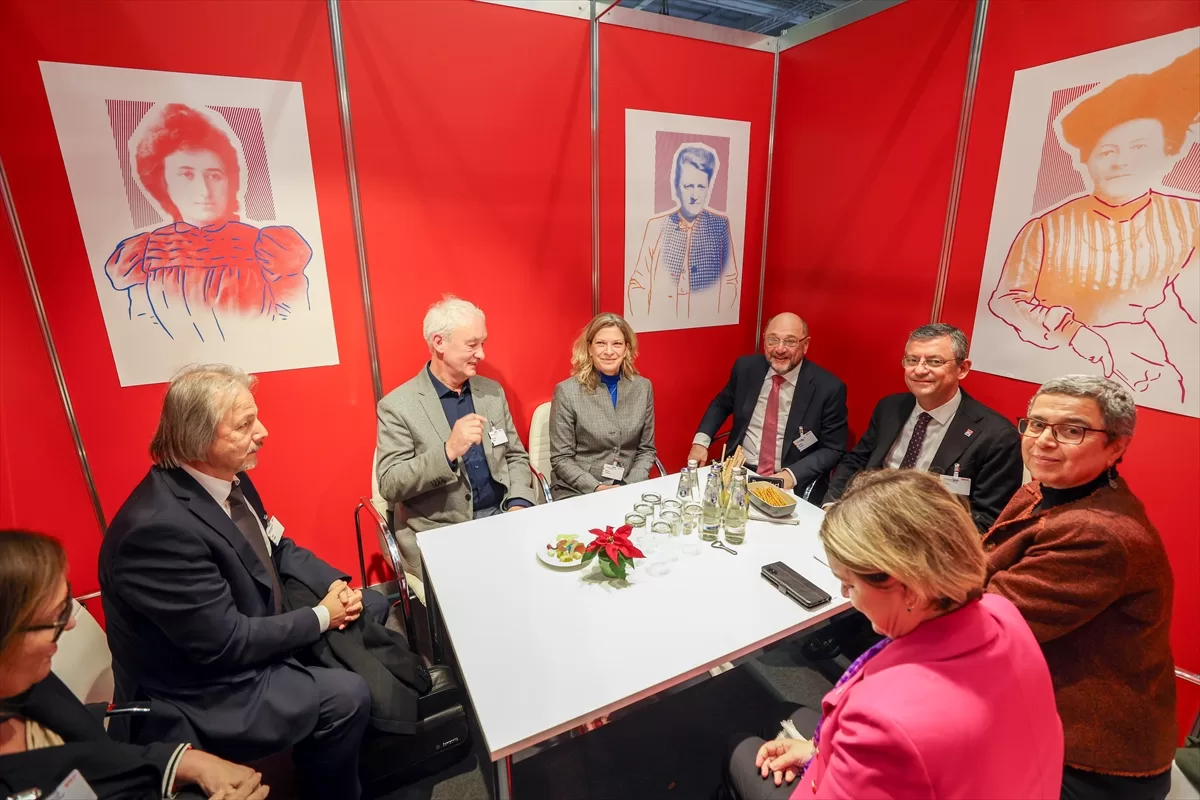 CHP Genel Başkanı Özel, Berlin’de eski Avrupa Parlamentosu Başkanı Schulz ile görüştü
