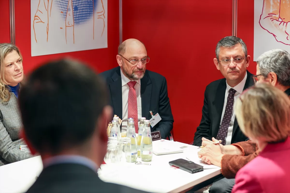 CHP Genel Başkanı Özel, Berlin’de eski Avrupa Parlamentosu Başkanı Schulz ile görüştü