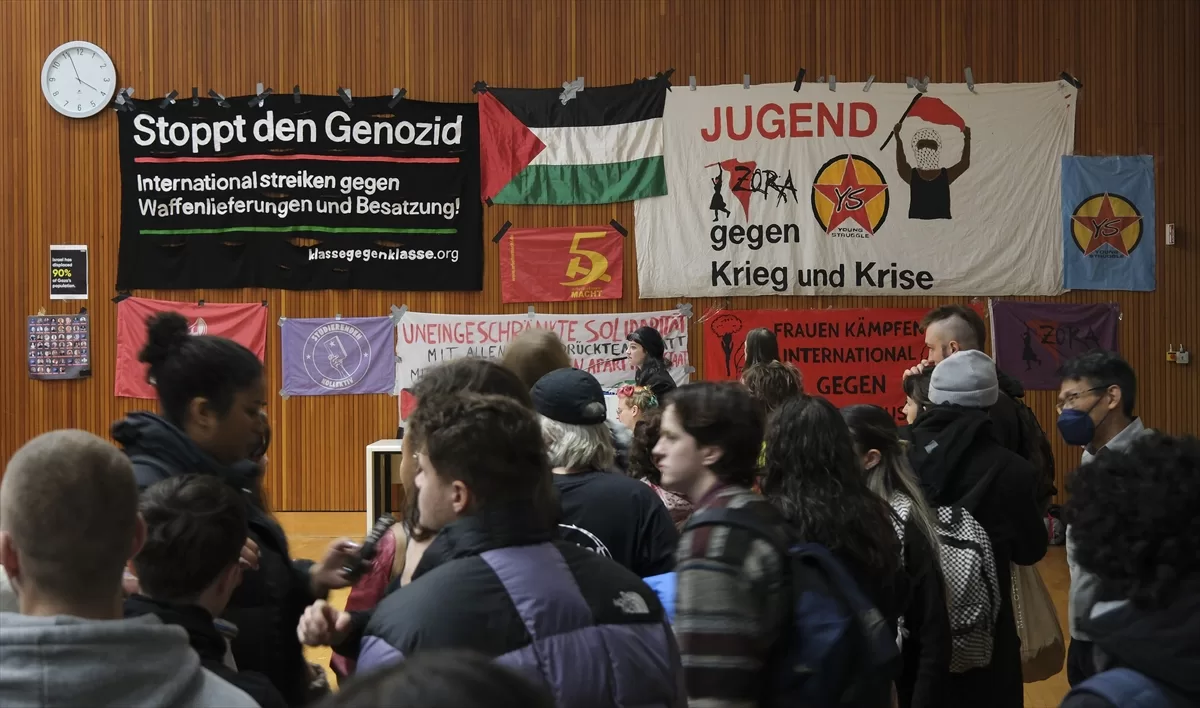 Berlin'de Gazze'deki soykırımı protesto eden öğrencilere polis müdahalesi