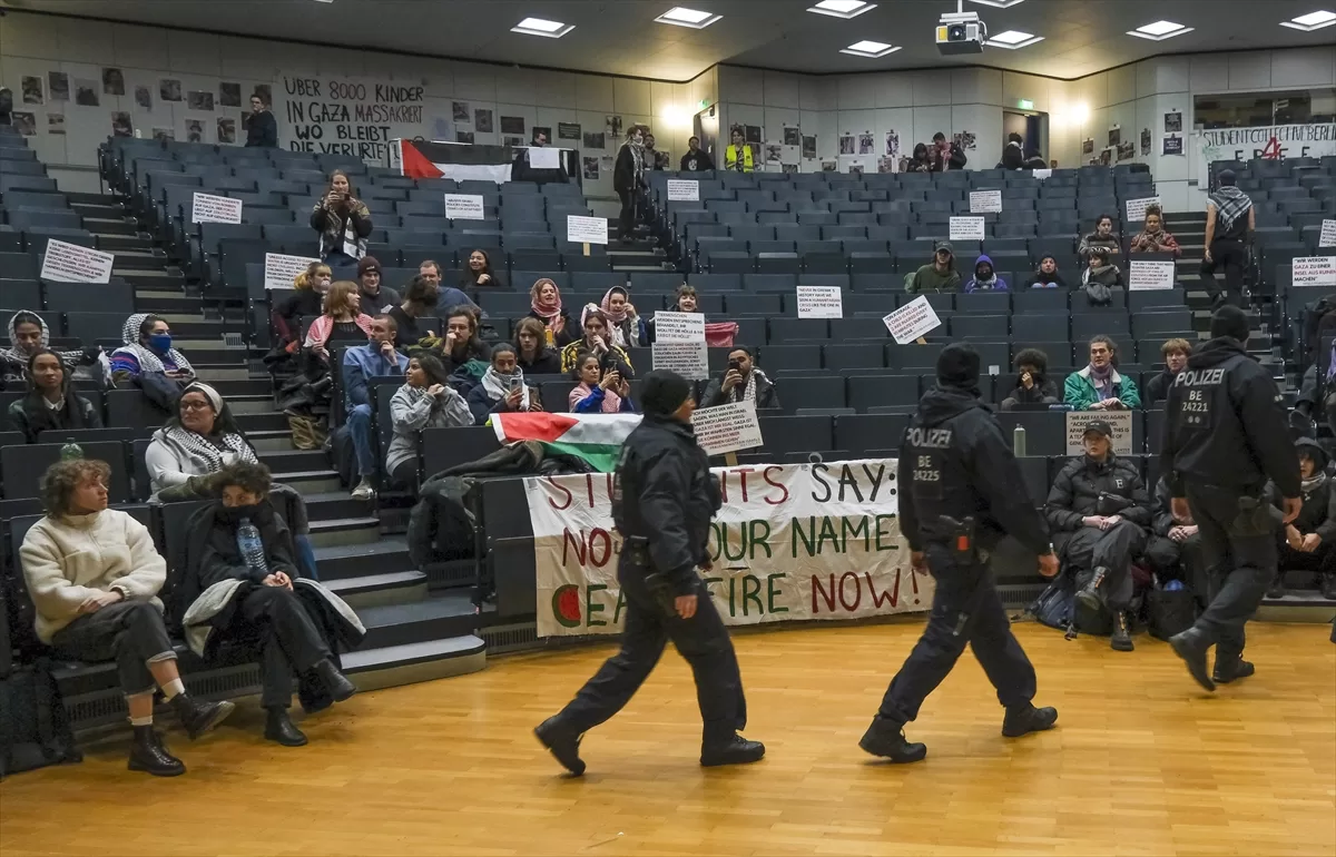 Berlin'de Gazze'deki soykırımı protesto eden öğrencilere polis müdahalesi