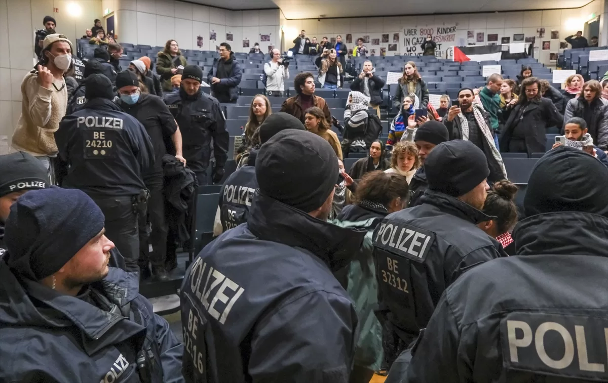 Berlin'de Gazze'deki soykırımı protesto eden öğrencilere polis müdahalesi
