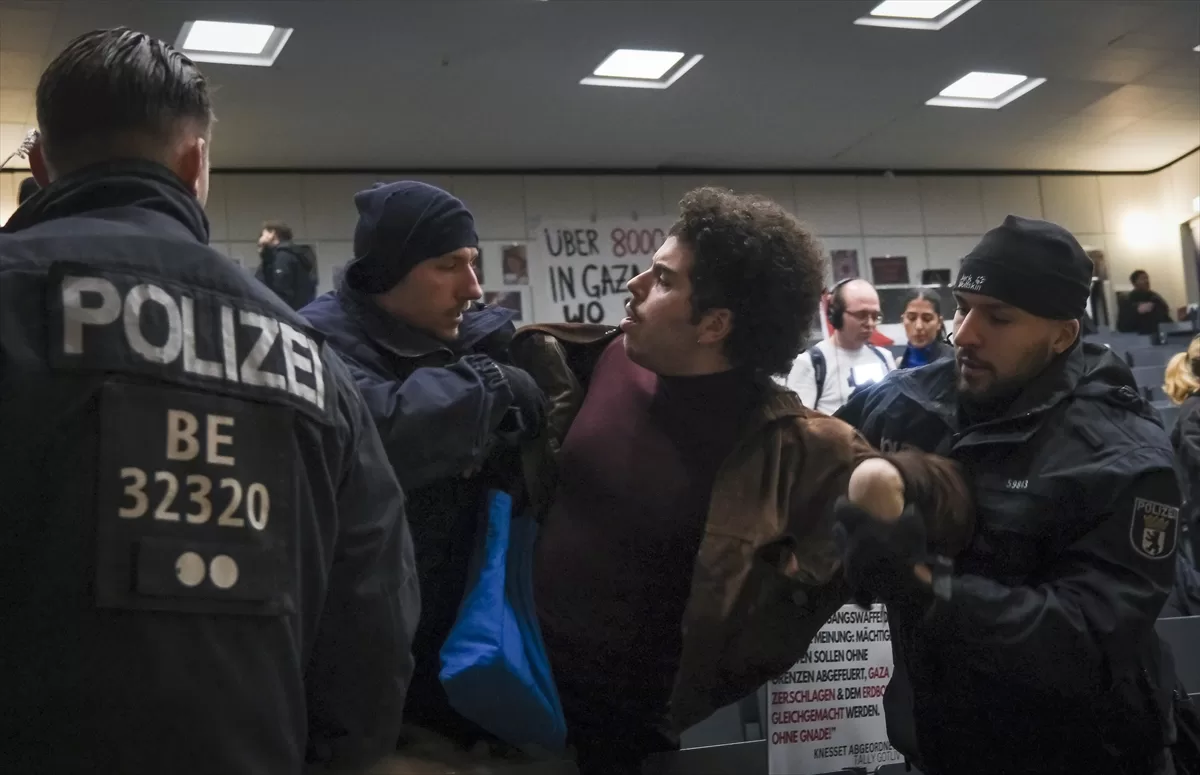 Berlin'de Gazze'deki soykırımı protesto eden öğrencilere polis müdahalesi