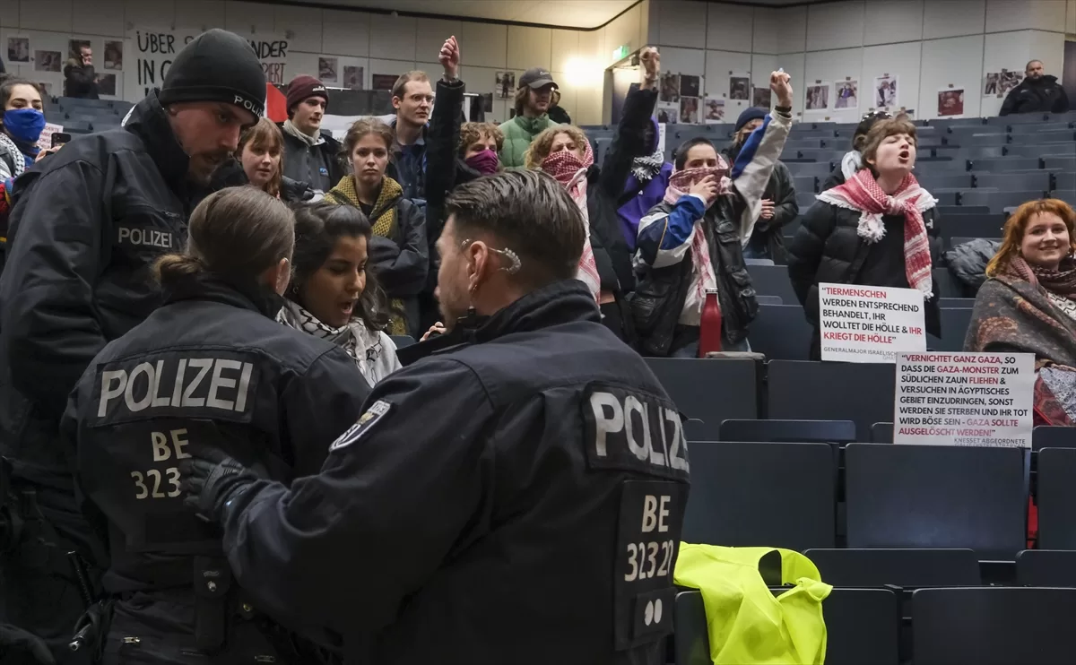 Berlin'de Gazze'deki soykırımı protesto eden öğrencilere polis müdahalesi