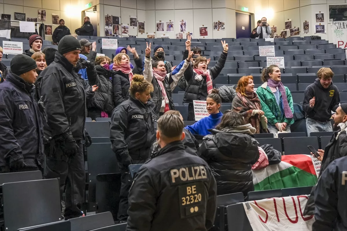 Berlin'de Gazze'deki soykırımı protesto eden öğrencilere polis müdahalesi