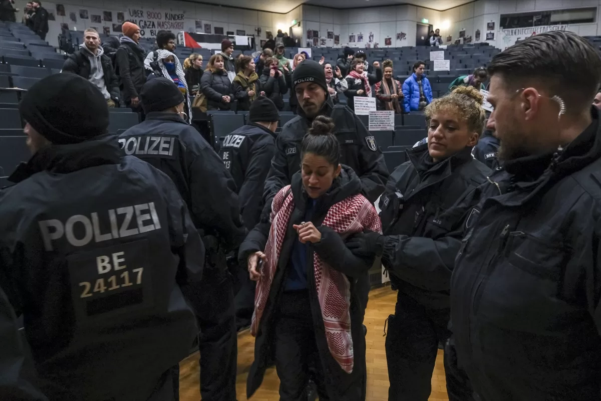 Berlin'de Gazze'deki soykırımı protesto eden öğrencilere polis müdahalesi