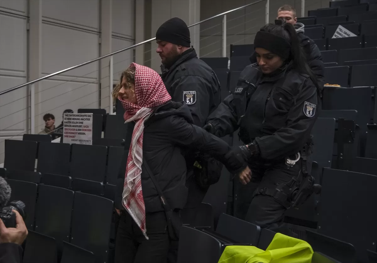 Berlin'de Gazze'deki soykırımı protesto eden öğrencilere polis müdahalesi