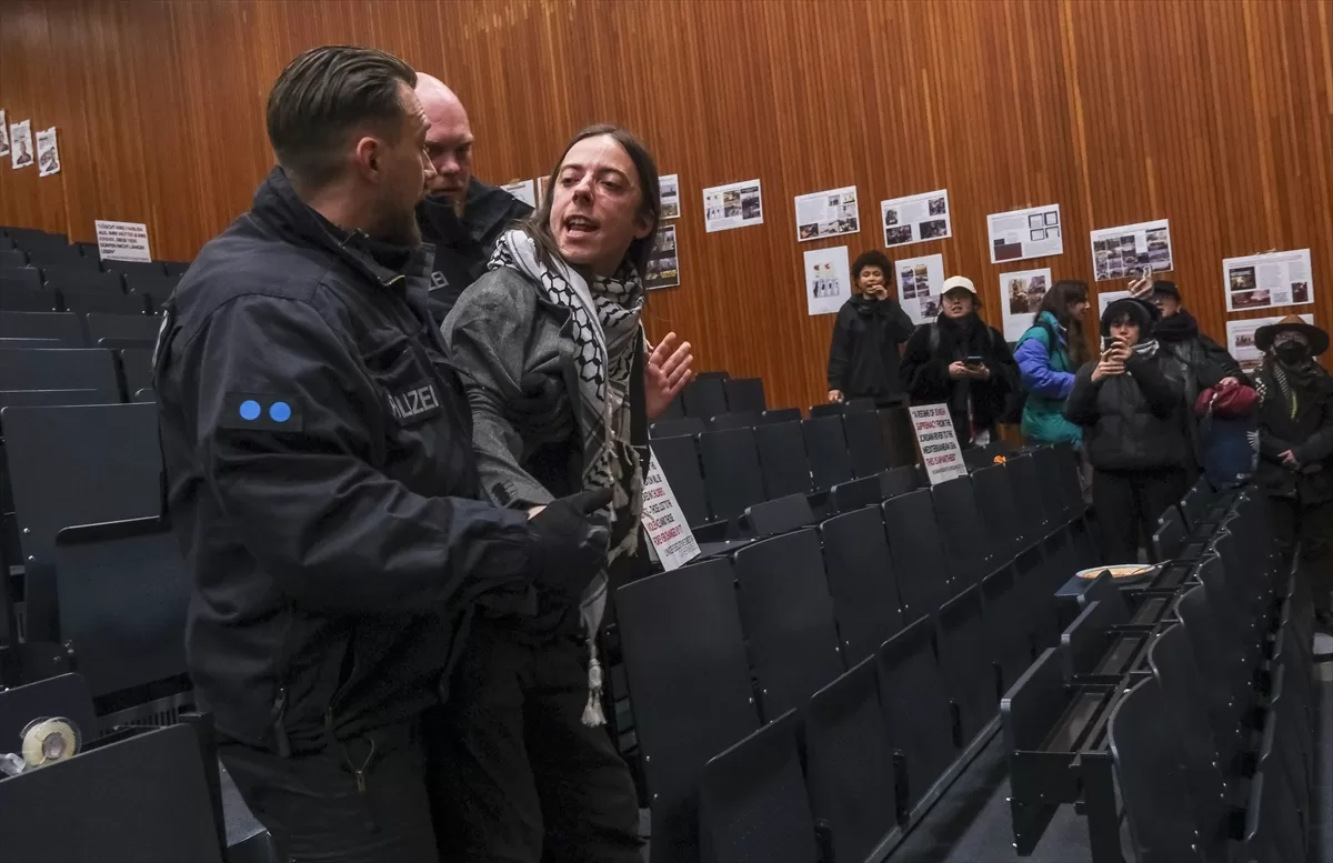 Berlin'de Gazze'deki soykırımı protesto eden öğrencilere polis müdahalesi