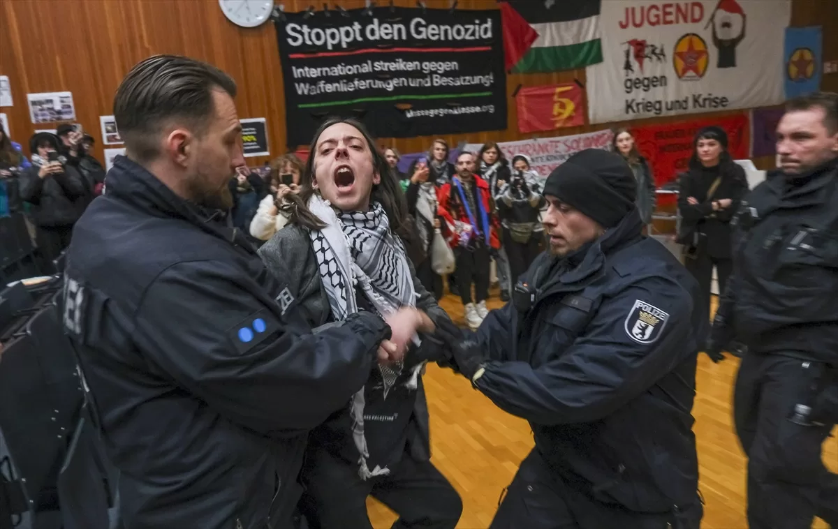 Berlin'de Gazze'deki soykırımı protesto eden öğrencilere polis müdahalesi