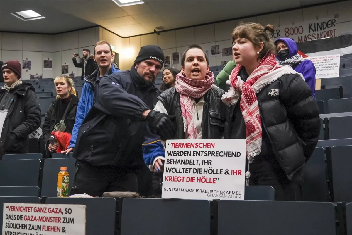 Berlin'de Gazze'deki soykırımı protesto eden öğrencilere polis müdahalesi