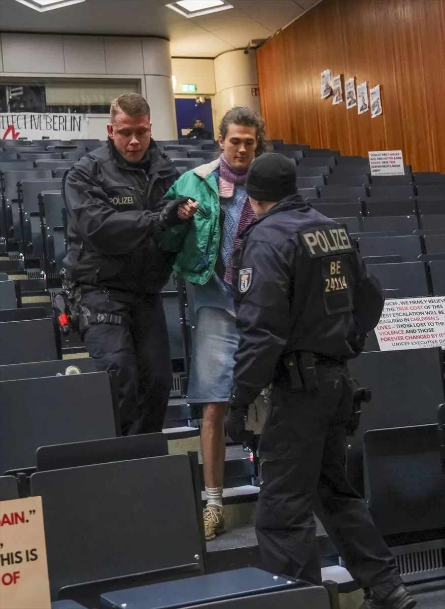 Berlin'de Gazze'deki soykırımı protesto eden öğrencilere polis müdahalesi