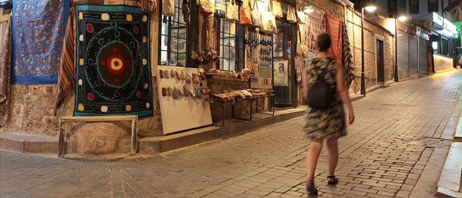 Antalya'da ikamet izni bulunan 125 bin yabancı yaşıyor