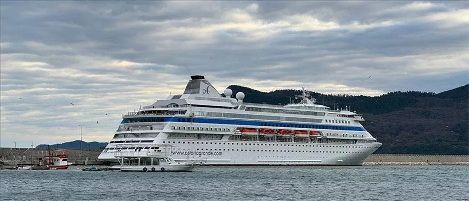 Astoria Grande kruvaziyeri, 602 yolcusuyla Amasra'da demirledi