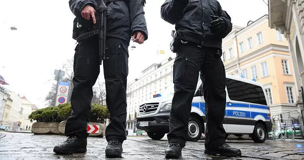 Almanya'da polisin gözaltına almaya çalıştığı kişi hayatını kaybetti