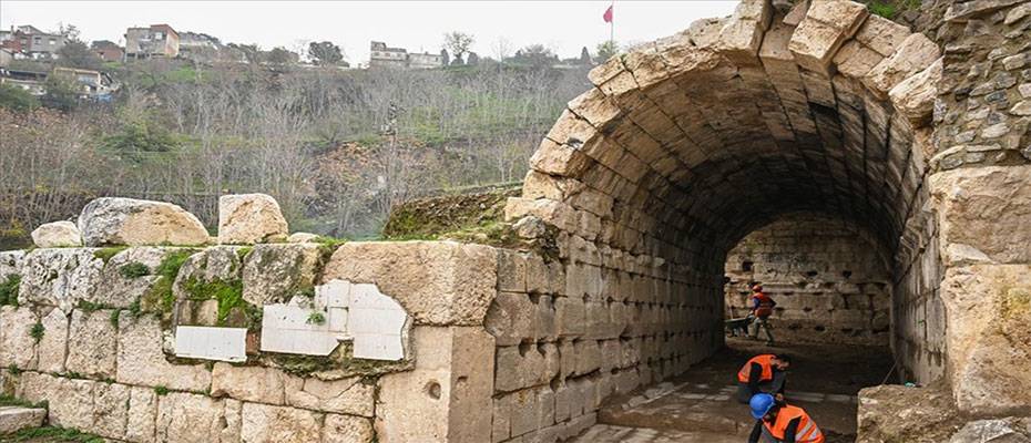 Smyrna Tiyatrosu'nun seyirci girişi ortaya çıkarıldı