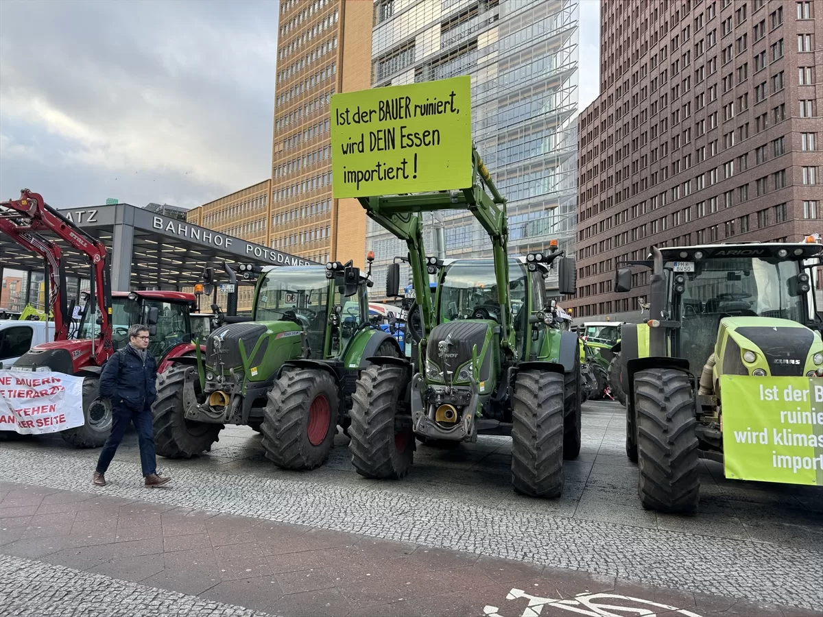 Almanya'da çiftçiler hükümeti protesto etti