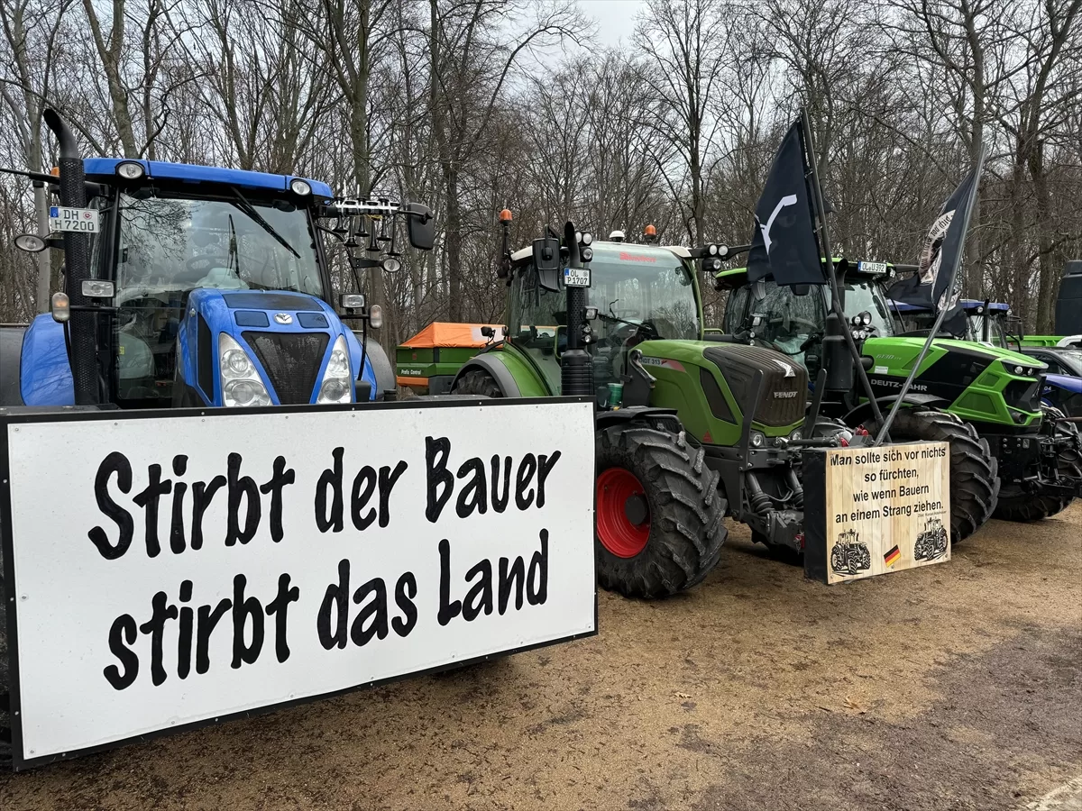 Almanya'da çiftçiler hükümeti protesto etti