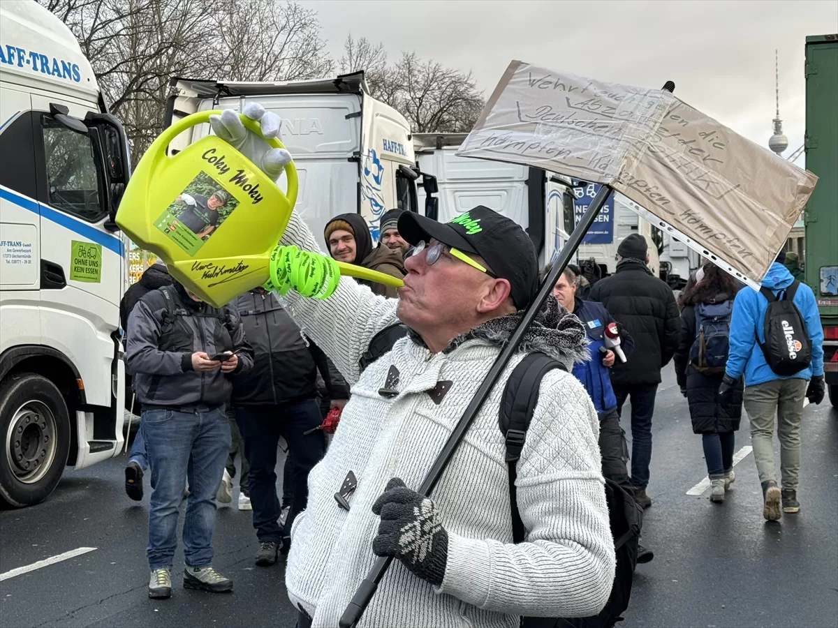 Almanya'da çiftçiler hükümeti protesto etti