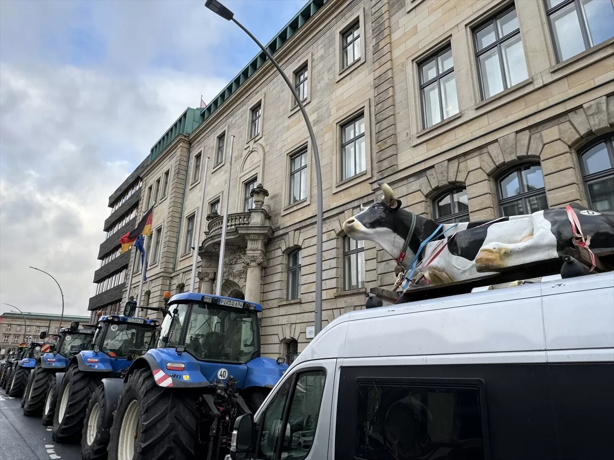 Almanya'da çiftçiler hükümeti protesto etti