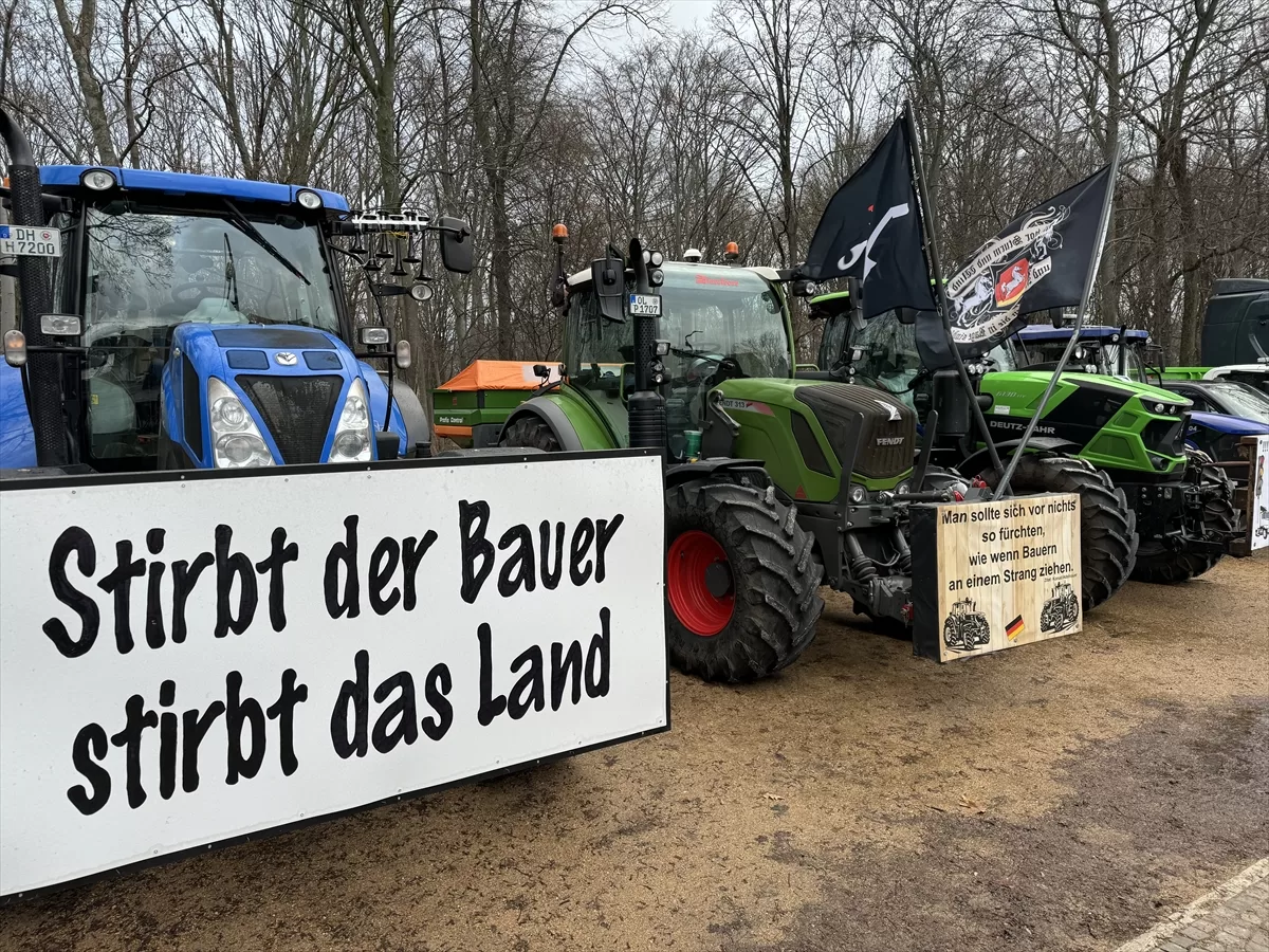Almanya'da çiftçiler hükümeti protesto etti