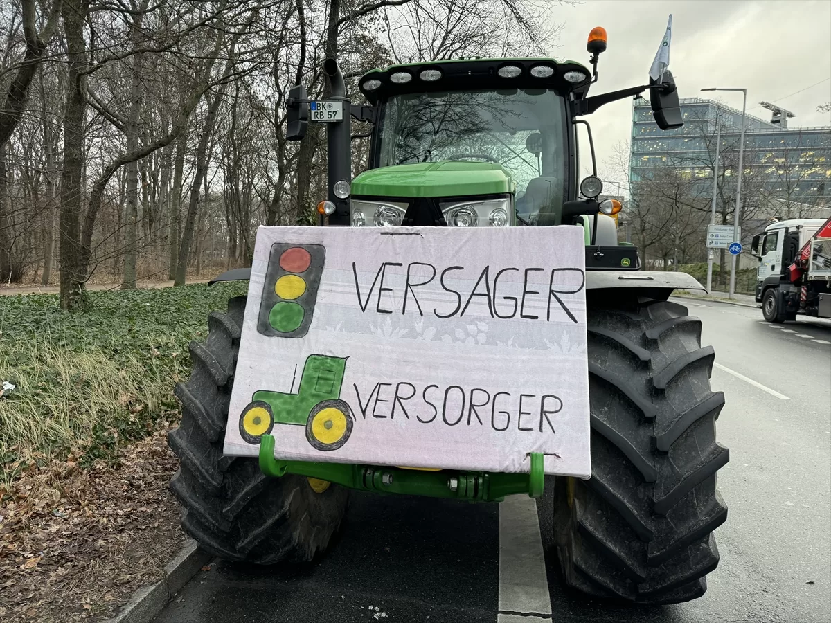 Almanya'da çiftçiler hükümeti protesto etti