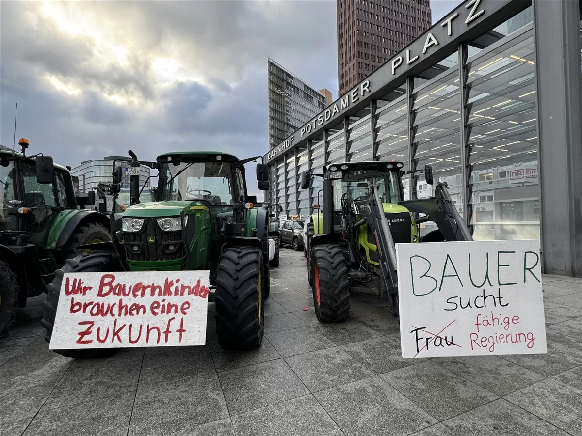 Almanya'da çiftçiler hükümeti protesto etti