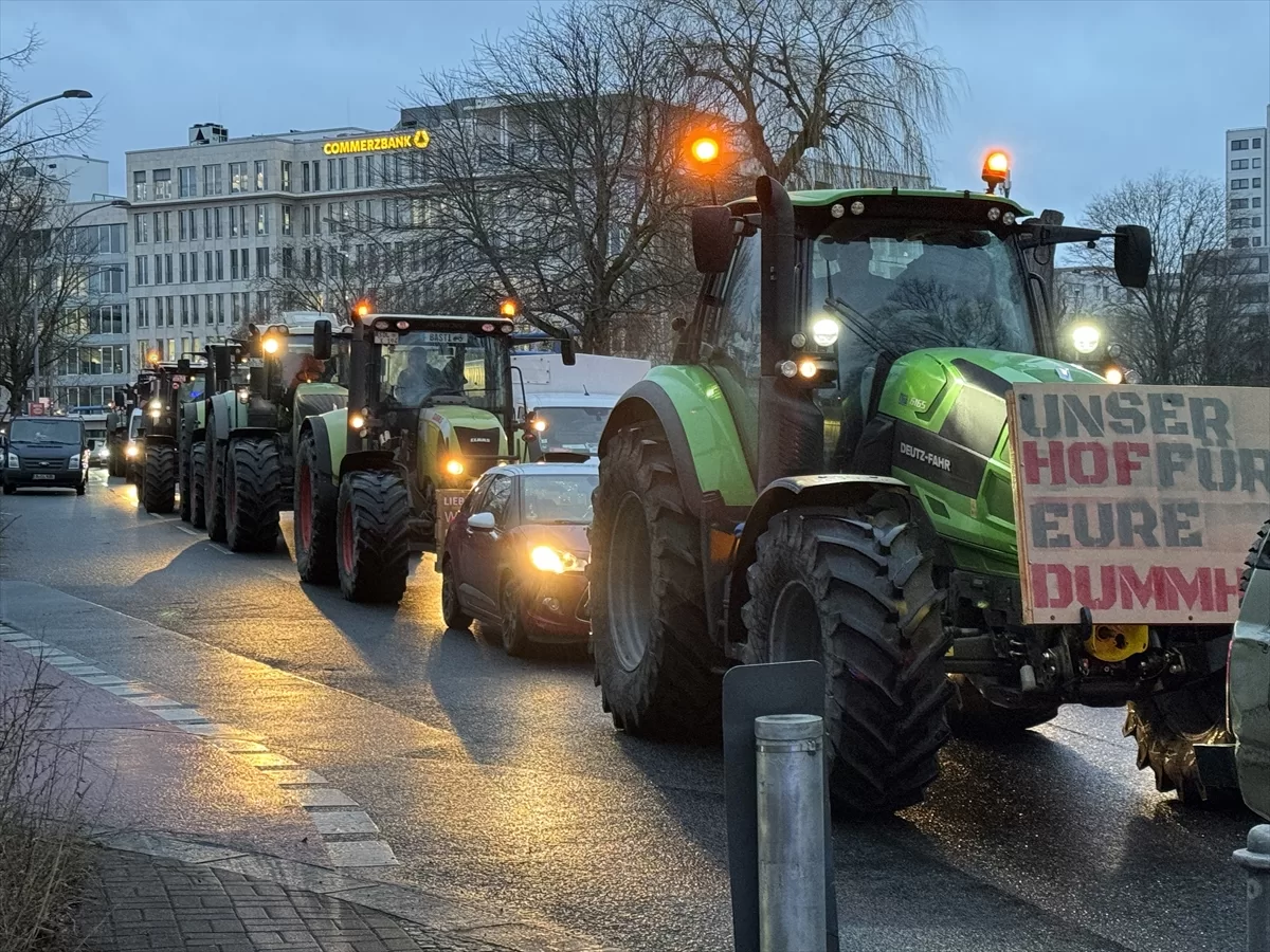 Almanya'da çiftçiler hükümeti protesto etti
