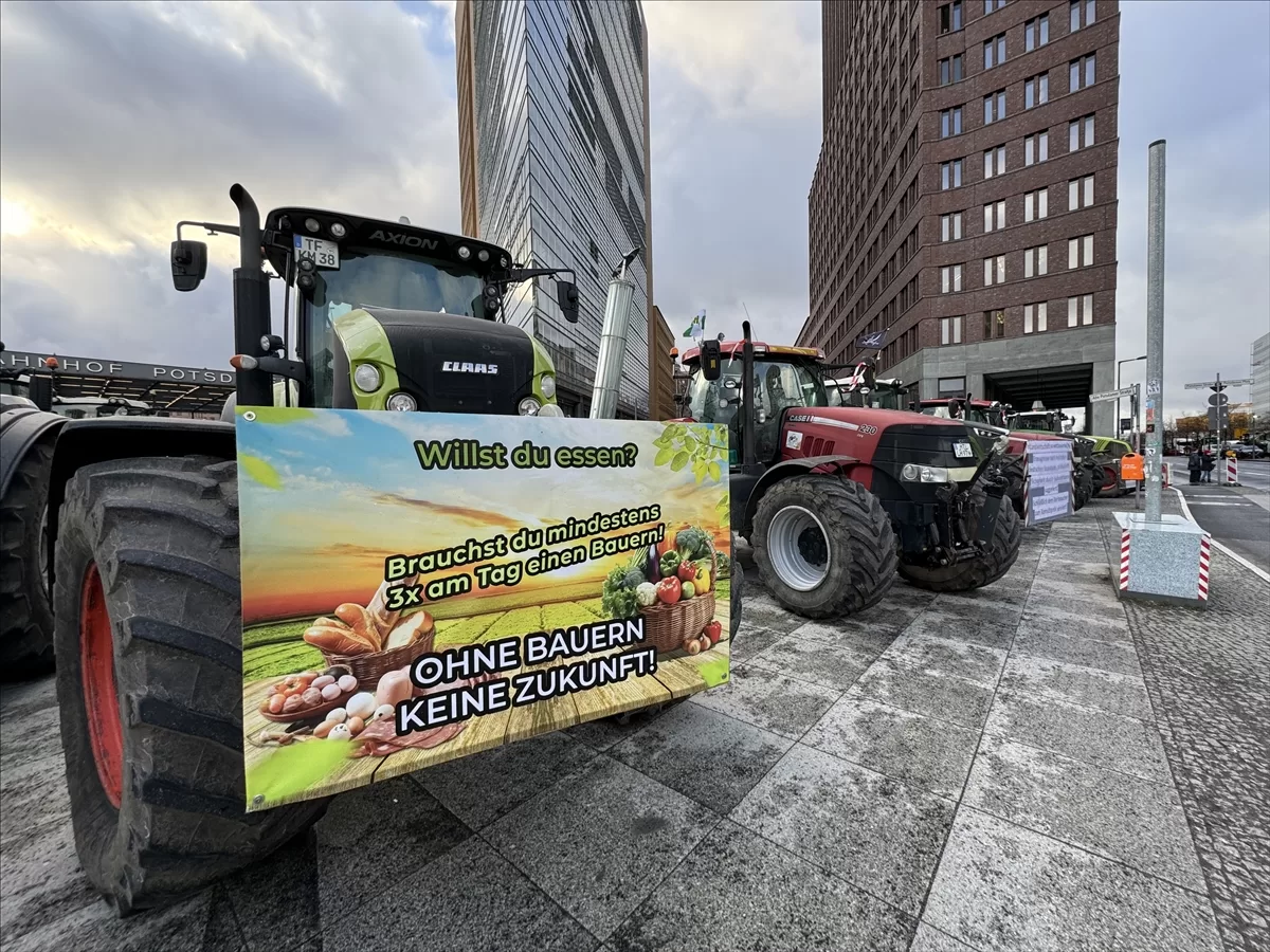 Almanya'da çiftçiler hükümeti protesto etti