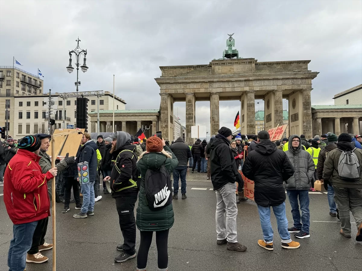Almanya'da çiftçiler hükümeti protesto etti