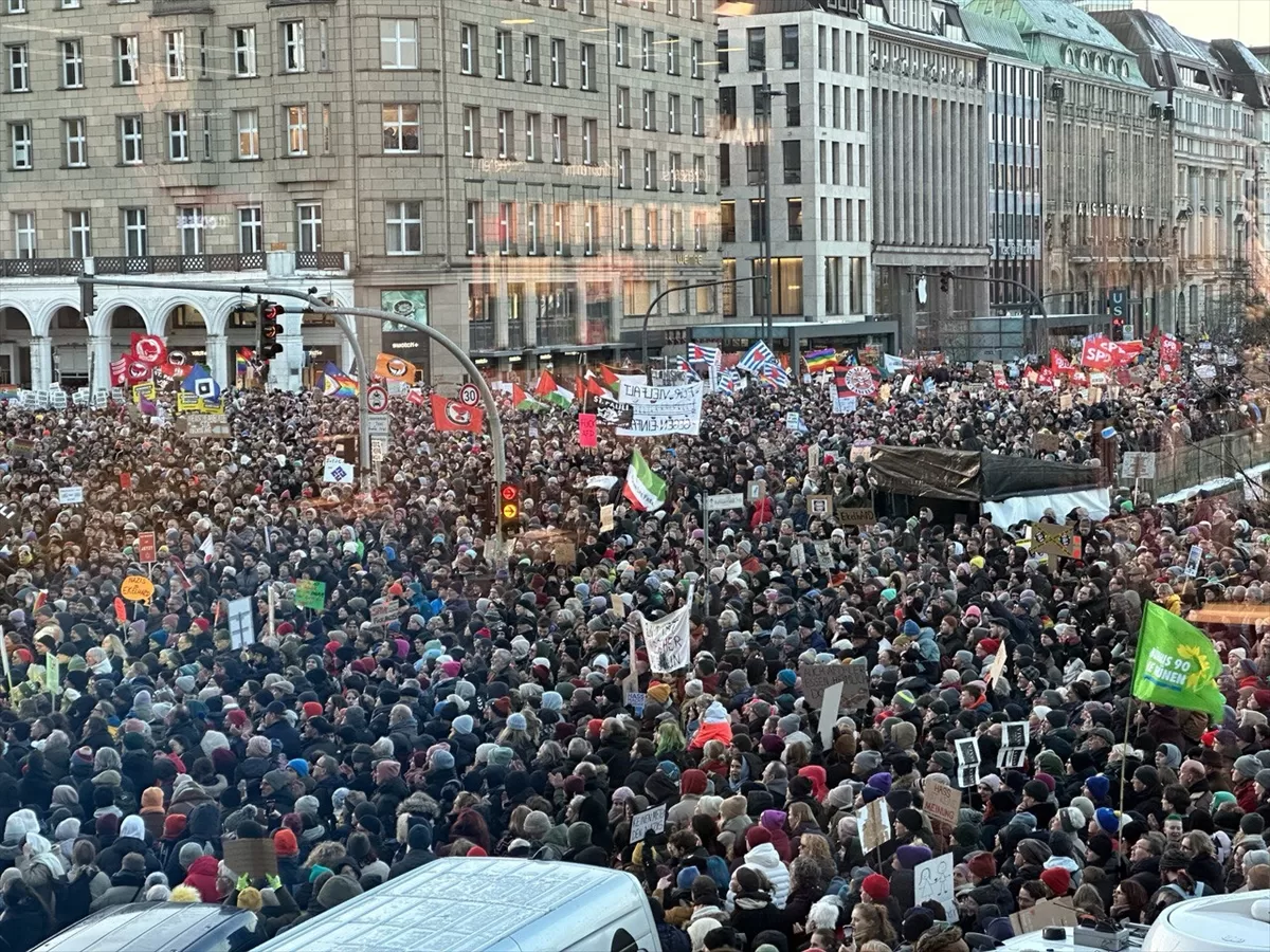 Almanya'da 50 binden fazla kişi, aşırı sağcıları protesto etti