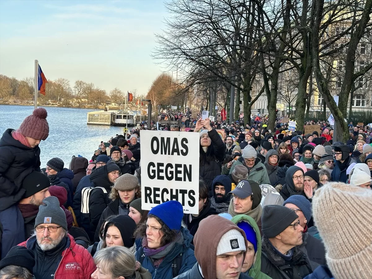 Almanya'da 50 binden fazla kişi, aşırı sağcıları protesto etti