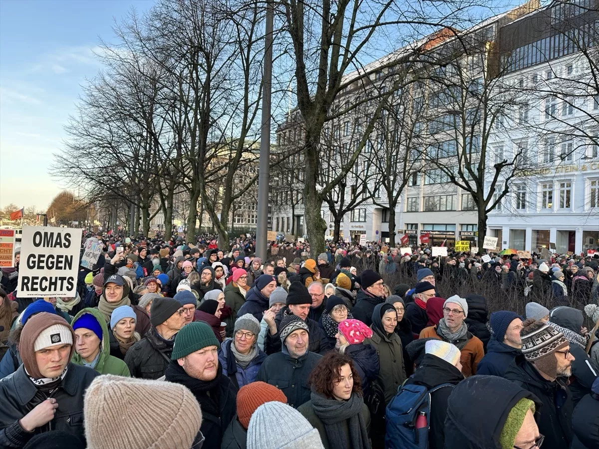 Almanya'da 50 binden fazla kişi, aşırı sağcıları protesto etti