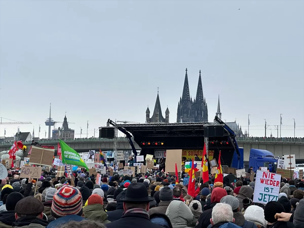 Köln'de 50 bini aşkın kişi, aşırı sağa karşı gösteri yaptı