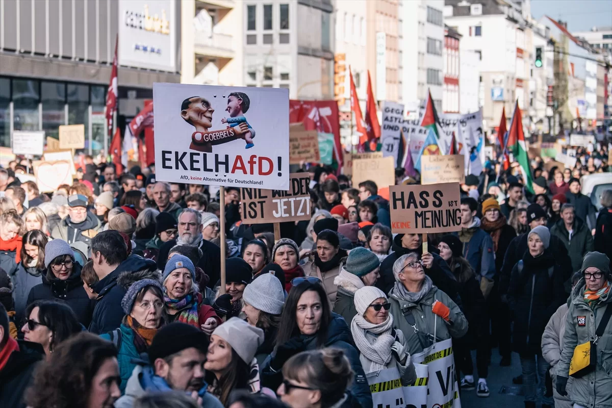 Almanya’nın çeşitli kentlerinde aşırı sağ karşıtı gösterilere yüz binilerce kişi katıldı