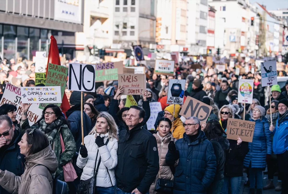 Almanya’nın çeşitli kentlerinde aşırı sağ karşıtı gösterilere yüz binilerce kişi katıldı