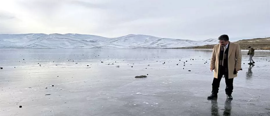 Atlı kızakçılar, Çıldır Gölü'nün yüzeyinin buz kalınlığının artmasını bekliyor