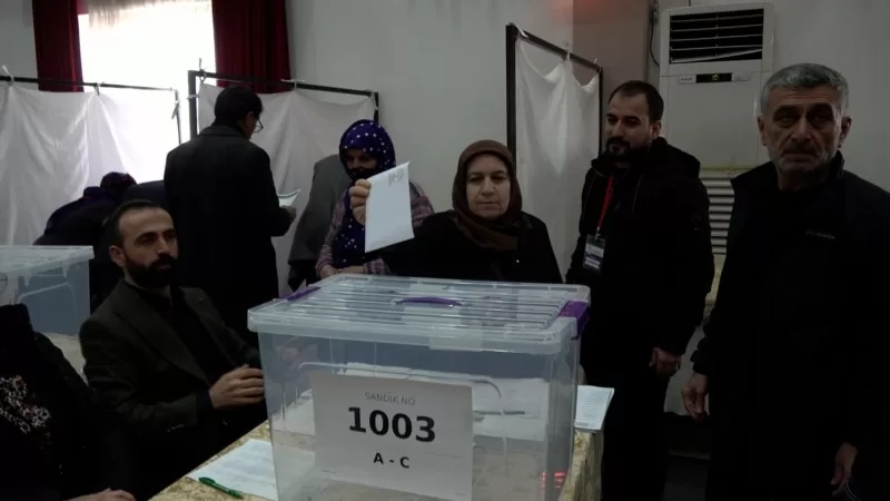 Diyarbakır’da 20 bin DEM Partili delege yerel yönetim adaylarını belirlemek için sandık başına gitti