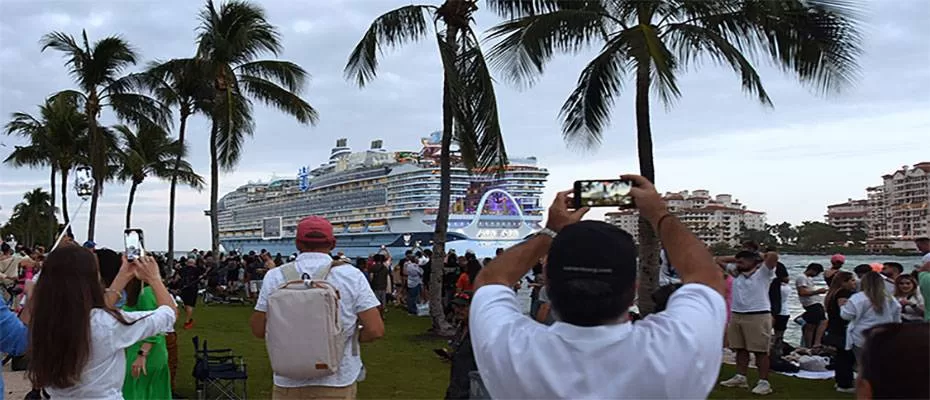 Dünyanın en büyük yolcu gemisi ‘Icon of the Seas’ ABD'deki Miami Limanı'ndan yola çıktı