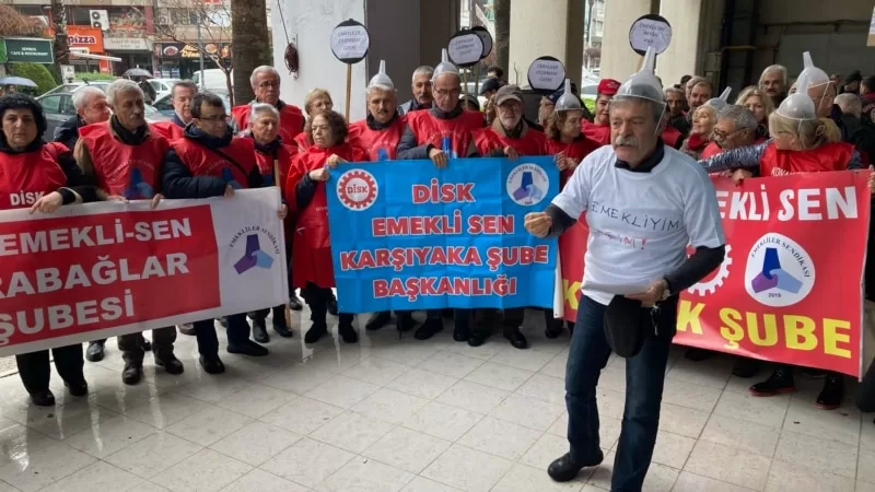 Emeklilerden maaş zammına “hunili” protesto: “Çıldırmak üzereyiz”