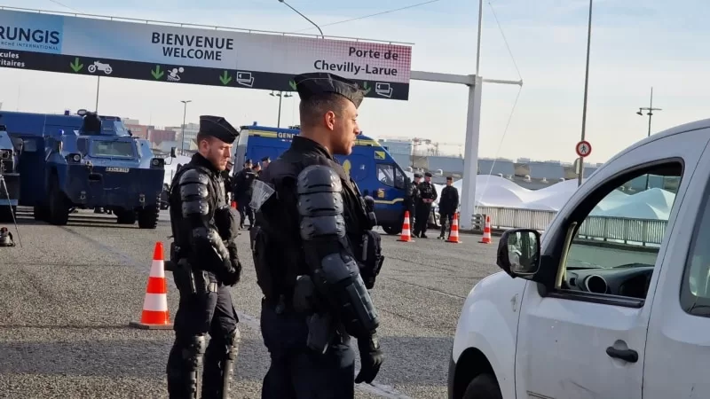 Fransa’da çiftçiler Paris’i kuşatmak için yolda